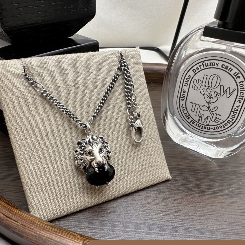G*u*i necklaces